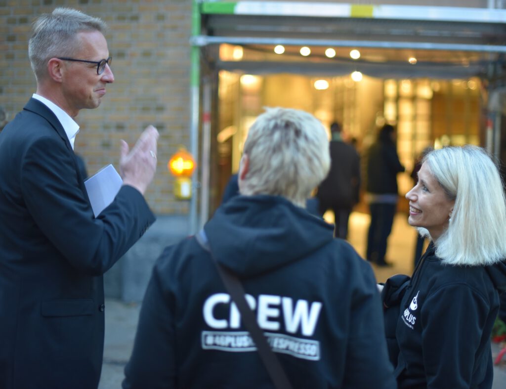 Erster Bürgermeister Berner im Gespräch mit der Fotografin Conny Wenk